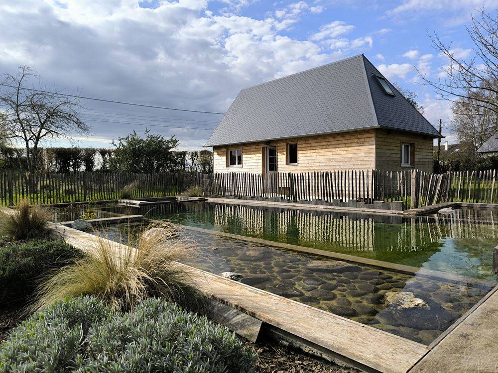 Rare à la vente, Maison en bois avec piscine naturelle et jardin arboré de 3 720 m², proche du centre-ville de Pont-Audemer 27500