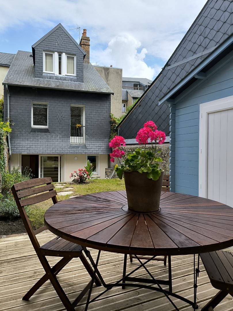 Rare à la vente, Appartement de plain-pied rénové, avec jardin, à quelques pas du Vieux Bassin, en plein centre de Honfleur 14600