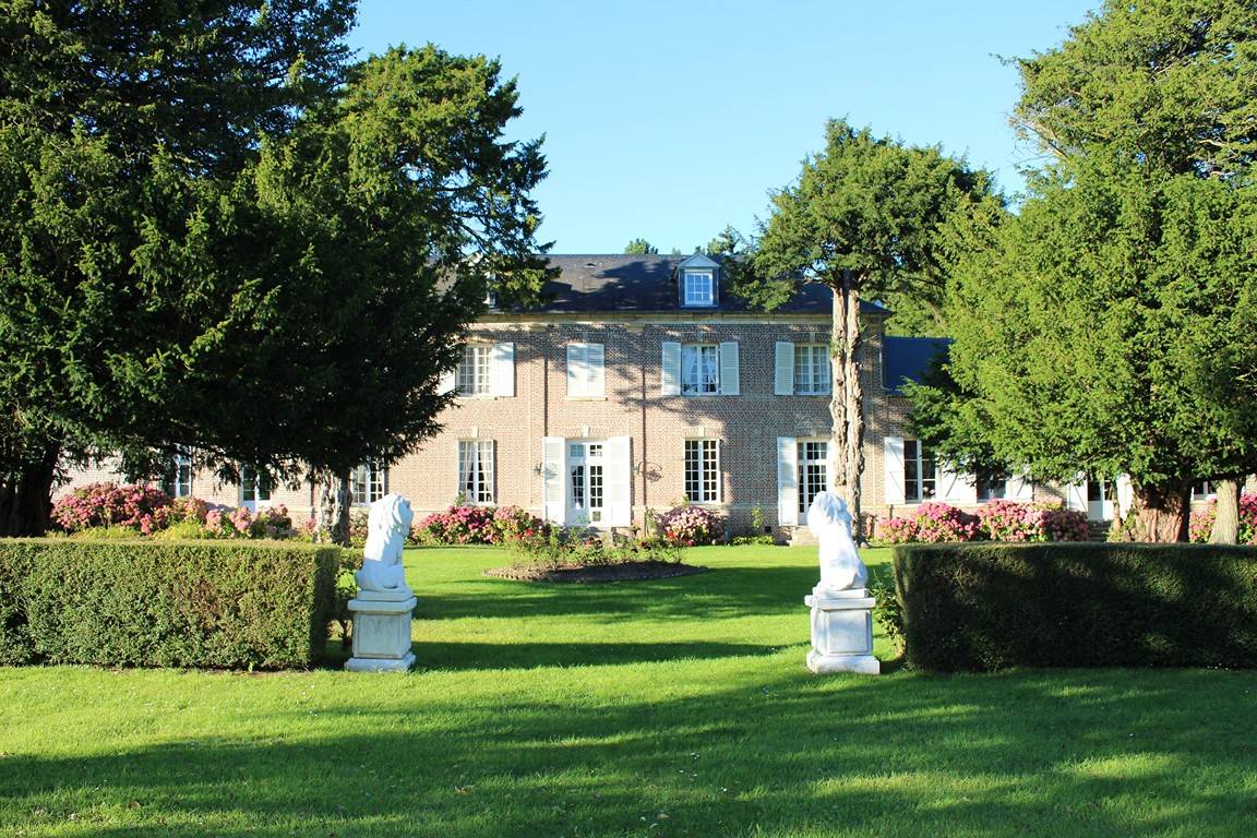 CHATEAU du 19ème sur 1ha, à proximité de la mer en baie de Somme, entre les falaises de craie et les plages de sable.