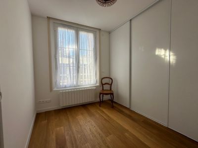 À vendre Appartement moderne de 72m² avec deux chambres, ascenseur et deux places de parking, au cœur de Dieppe.