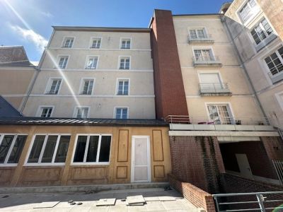 À vendre Appartement avec ascenseur de 72m², entrée ouverte sur séjour, situé en plein cœur de Dieppe, proche des commerces et services.