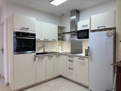 À vendre Appartement de 72m² avec ascenseur, séjour spacieux et cuisine aménagée, à cinq minutes du centre commercial du Belvédère à Dieppe.