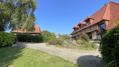 Propriété d’exception à vendre à Bures-en-Bray** : Terres et Demeures de Normandie vous présente cette ancienne propriété du XVIIIe siècle, un ancien pressoir restauré avec soin, nichée dans un cadre verdoyant.