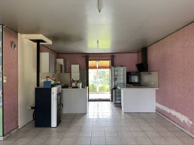 À vendre : Charmante maison de 68 m² avec véranda spacieuse de 41 m², sur un terrain de 1000 m² à proximité de Lyons-la-Forêt. À moderniser selon vos goûts.