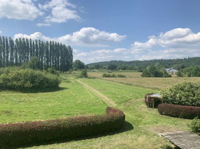 DANS  LA VALLEE DE LA RISLE (EURE) MANOIR NORMAND EN PIERRES ET COLOMBAGES