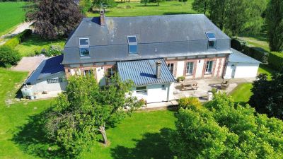 Maison de caractère à vendre en Normandie : du XIXème siècle, cette maison de maître est bâtie sur un terrain clos de 3027 m².