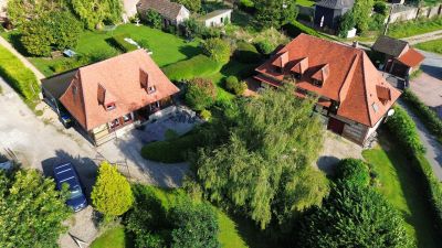 Propriété à vendre au cœur de la Normandie historique** : Située à Bures-en-Bray, cette maison au style traditionnel normand est un véritable témoignage de l’histoire locale.